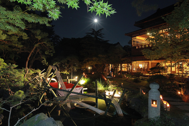 夜の旧齋藤家を飾る竹灯籠の光が情緒をぐっとアップ。（写真提供：旧齋藤家別邸）