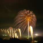 日本一広大で短い花火!? まさに一瞬の輝き、津南町で「GEO河岸段丘花火2014」が開催（10/25）