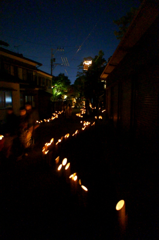 小路の場所によって竹灯籠の並べ方も工夫されていて、ずっと明かりの芸術を楽しみながら歩くことができました。