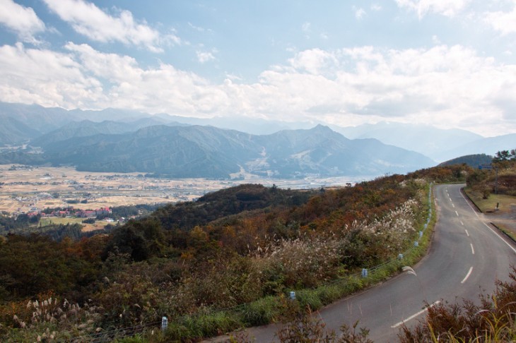 ここは栃窪峠から少し進んだ場所にある、「十日町展望台」です。かなり色づいているのが分かりますね。