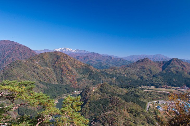赤崎山頂上からの風景です。こちらは山並みがよく見渡せる感じですね～。