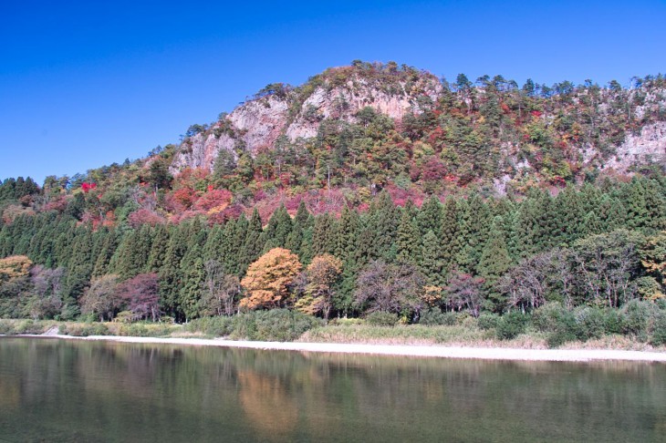 麒麟山です。岩肌に紅葉の木々が映えます。今日は快晴だったので、空の色も真っ青ですね。