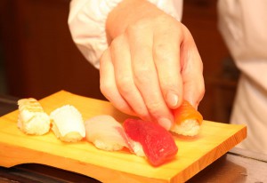 館内の食事処「寛楽寿司」にはカウンターがあり、職人が目の前で握るすしが味わえます。