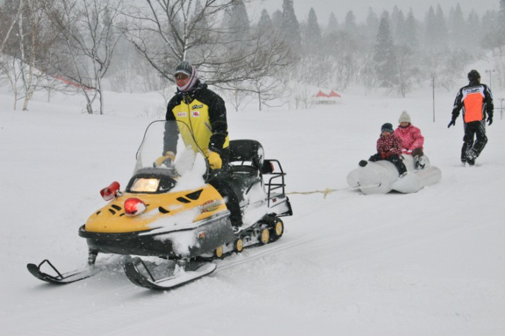 イベントではスノーモービル乗車体験や雪上バナナボート、かまくらなど、雪遊びも多彩に用意。 （写真提供：つなん雪まつり実行委員会）