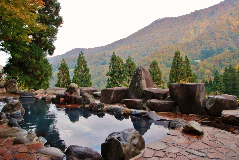 もうすぐピーク、紅葉は今年は早め？　秋山郷の絶景温泉とジオ