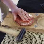 テンテンテンテンテンのリズムが鳴り響く 鎚起銅器の小皿制作で鍛金・彫金の技を体験