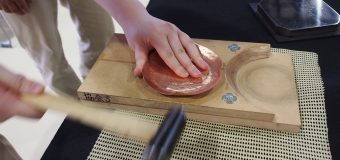 テンテンテンテンテンのリズムが鳴り響く 鎚起銅器の小皿制作で鍛金・彫金の技を体験